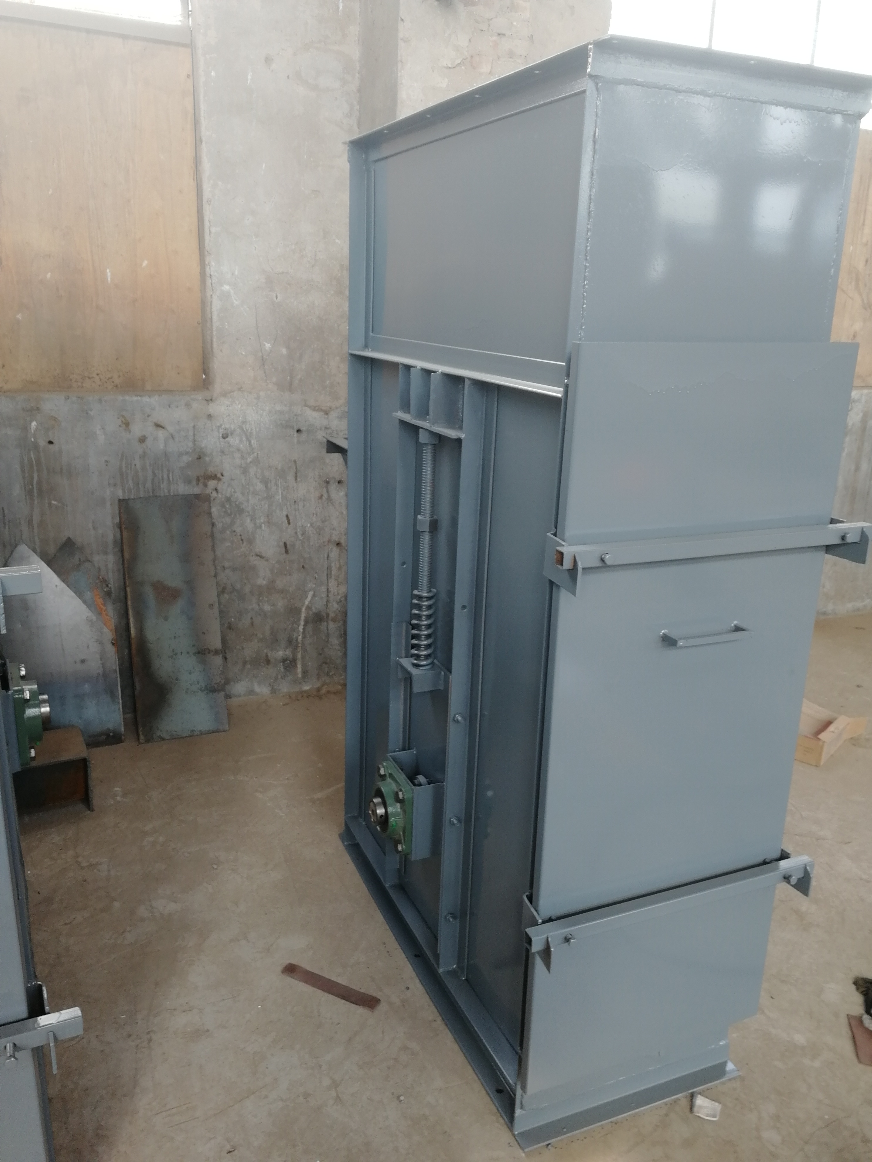 斗式提升機頭尾輪嚴重磨損的原因是什么?(斗式提升機的各部分名稱)