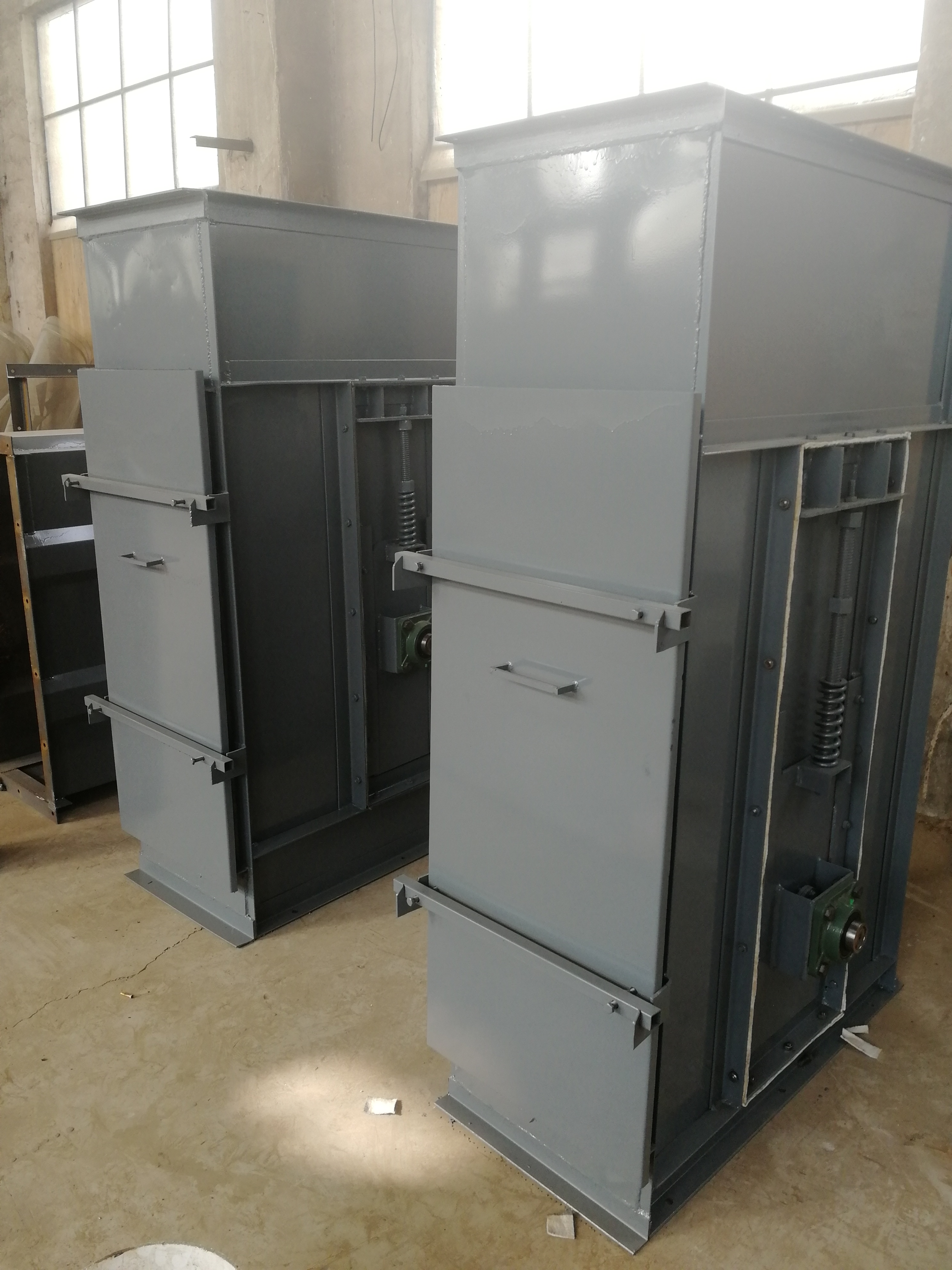 給大家講一下垂直斗式提升機的工作原理(垂直斗式提升機)